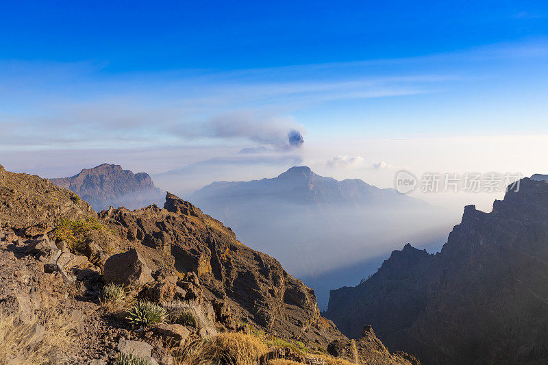 火山从La Palma喷发，Cumbre Vieja fumarole，从Roque de los Muchachos看。巨大的喷发柱驱逐10 /15/2021